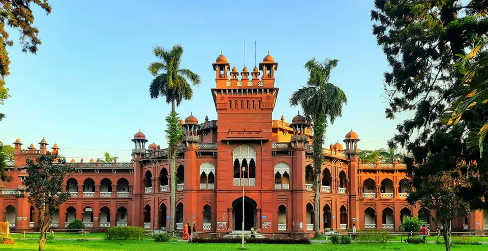 কার্জন হল-এর ছবি